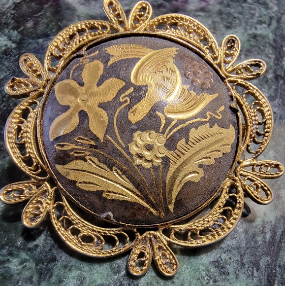 unknown Jewelry - Vintage goldtone floral/bird brooch.